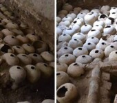 En las excavaciones apareció más de un centenar de botijas del siglo XVII, la mayoría muy fragmentadas y degolladas. Tenían el fin de servir como aislante formando una cámara de aire. Algunas de ellas se encuentran ubicadas en diferentes estancias del Hotel.