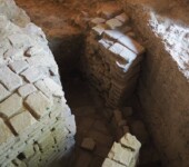 Detail of the drain found in the house, which was supplied from the Tagarete River, a stream from the region of Los Alcores (Seville) where it was known as the stream of Miraflores, and which was renamed Tagarete when it approached Seville. From the Arroyo street, surrounded the old town by the east sector, continued parallel to the old wall and between the Royal Tobacco Factory and the Alcazar, passing by the current San Fernando Street, to flow into the Guadalquivir River by the “Torre del Oro”.