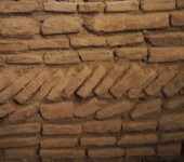 Detail of the almohade wall. We can see the use of brick, following the “soga y tizón” technique ( “soga” when the blocks are placed in the horizontal by its longest side to form a structure, whereas “tizón” is in by its shorter side). This technique by the combination of the bricks provided the wall with greater consistency, firmness and resistance.