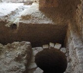 This is the artesian Well that provided water to the house. We can also see the layout of the wall of the Reales Alcázares, appreciating its amortization, that means, the partial removal of the wall to increase space in the rooms.
