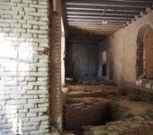 On the walls we see remnants of the bricks on the wall. Not to perform the necessary maintenance of the wall (dirt, humidity, dust...) and to have a non-rough face, the wall was built with new bricks and after that was painted. We can find it in one of the walls of room number 4.