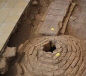 Underneath this floor is located a well with a contemporary reservoir. This image shows the remains of a downspout one meter long that leads into the reservoir . At the end, there is a circular well made of bricks closed by approximation. This can be dated in the 17th or 18th centuries.