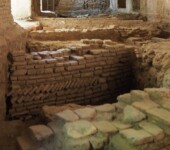 These ruins belong to the walls of the ancient Almohad buildings on the walls of the Reales Alcázares.